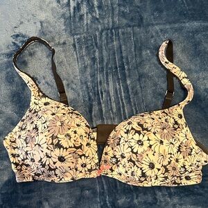 🎀🎀Victoria’s Secret 🎀🎀 Floral Print Women's Bra - Black and Cream.